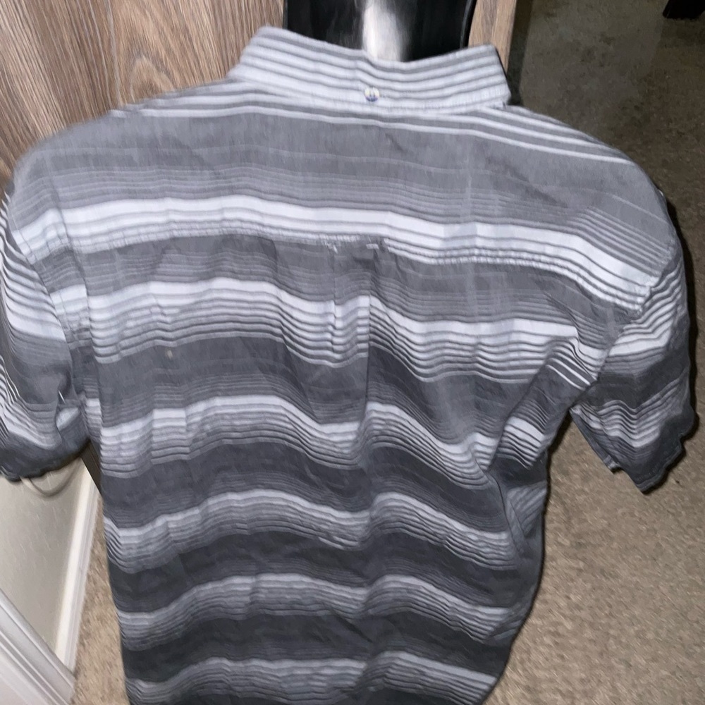 Men’s used size XL button front short sleeve Hurley grey striped shirt - Picture 4 of 4